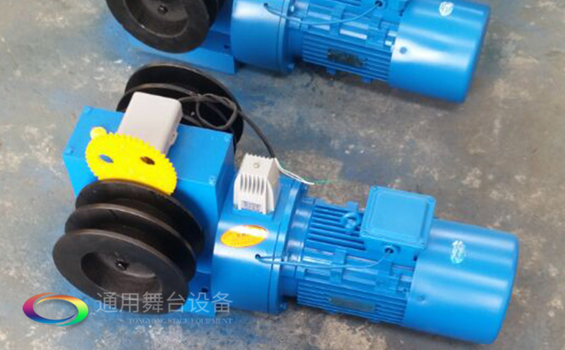 通用舞臺(tái)吊桿高標(biāo)準(zhǔn)承接廣州市培英中學(xué)報(bào)告廳項(xiàng)目，大屏幕顯示系統(tǒng)、音頻擴(kuò)聲系統(tǒng)、燈光系統(tǒng)、舞臺(tái)吊桿及機(jī)械等多系統(tǒng)相互協(xié)作