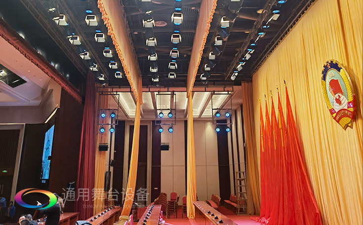 堅持一絲不茍，嚴控質(zhì)量！定制禮堂阻燃幕布、十面會旗會議幕等！只為呈現(xiàn)更好的舞臺幕布效果！