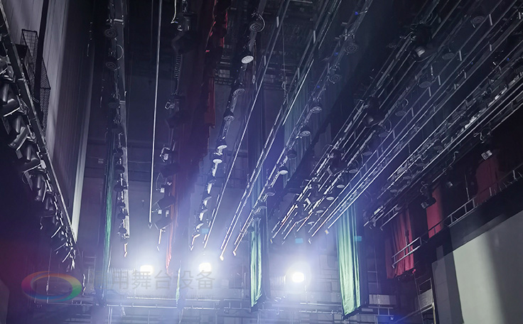 江蘇省南京曉莊學(xué)院報(bào)告廳項(xiàng)目順利通過(guò)竣工驗(yàn)收 項(xiàng)目包括：聲學(xué)、燈光、舞臺(tái)阻燃幕布等